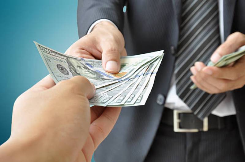 Ý nghĩa của giấc mơ thấy đàn ông cho tiền