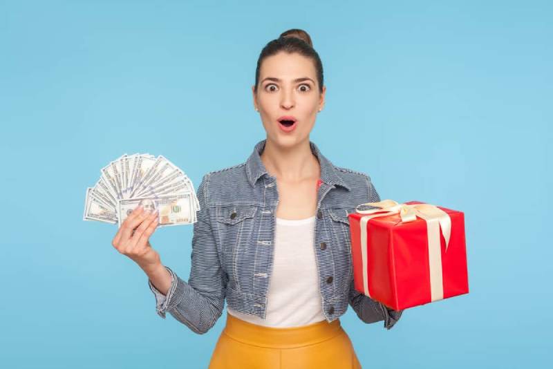 Mơ thấy người yêu hoặc bạn đời cho tiền